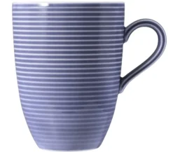 Beat Becher mit Henkel 0,35 l mit Relief Fliederblau